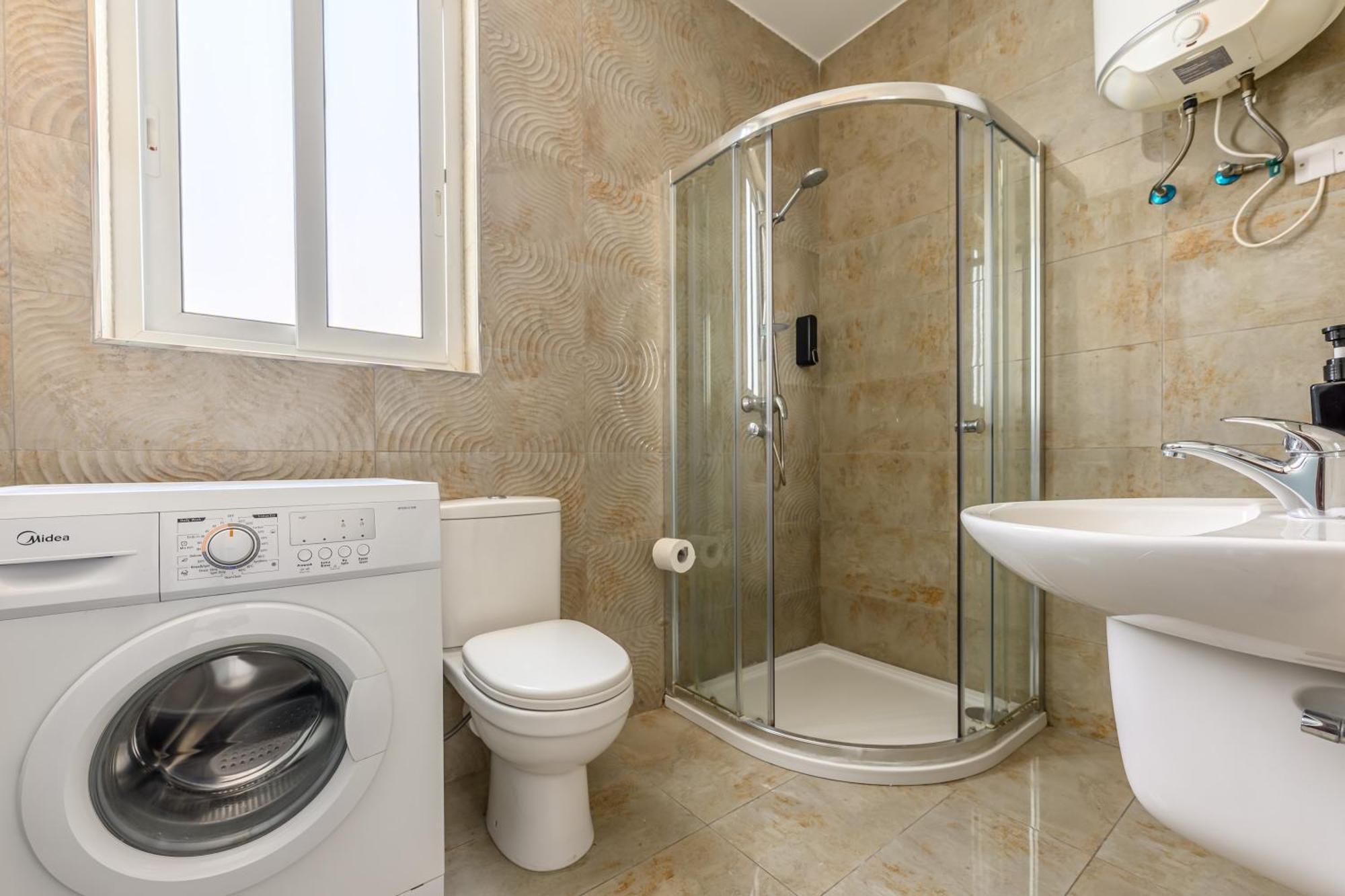 F11 Room 2, Private Room Two Single Beds Shared Bathroom In Shared Flat Msida Exterior foto