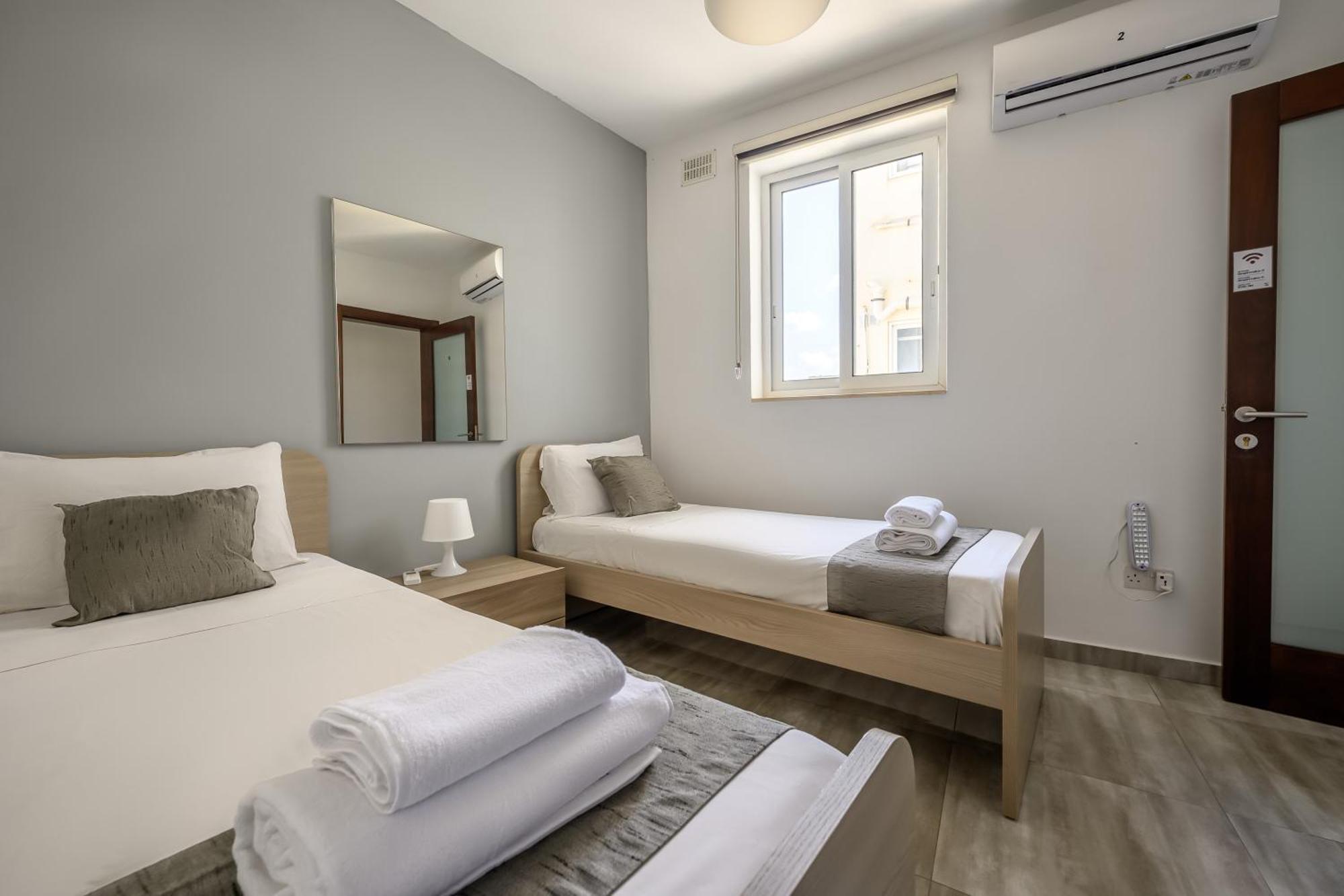 F11 Room 2, Private Room Two Single Beds Shared Bathroom In Shared Flat Msida Exterior foto